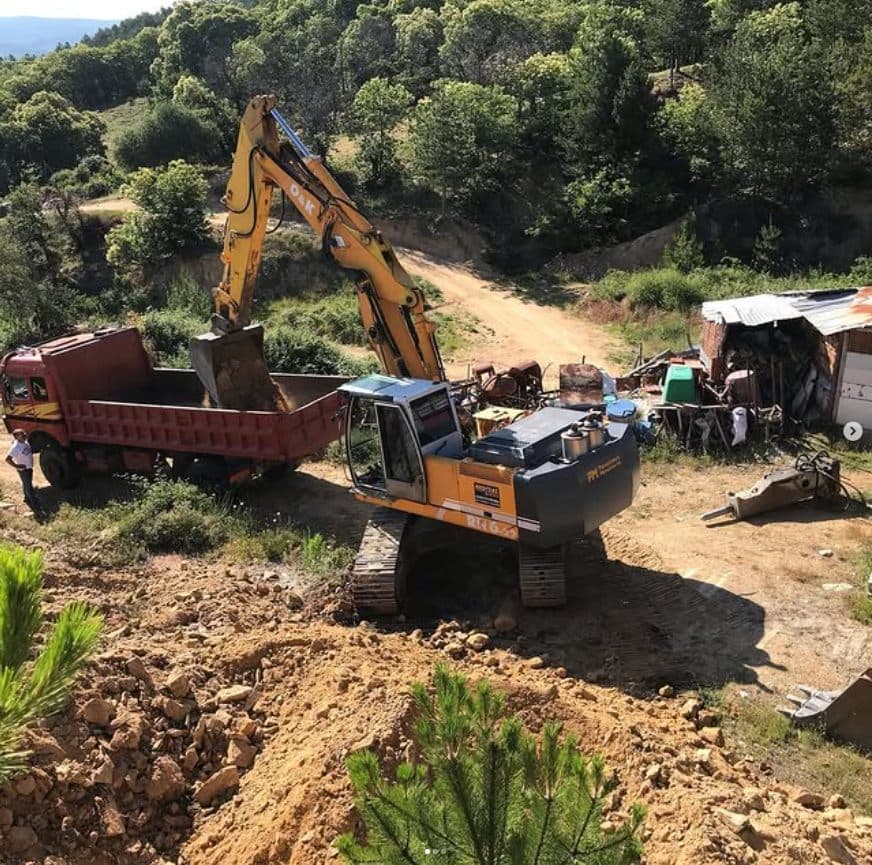 Εκσκαφέας φορτώνει χώμα σε φορτηγό στο εργοτάξιο